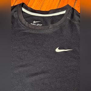Nike Dri-Fit Mens Size XL Black Gray Short Sleeve Shirt B5